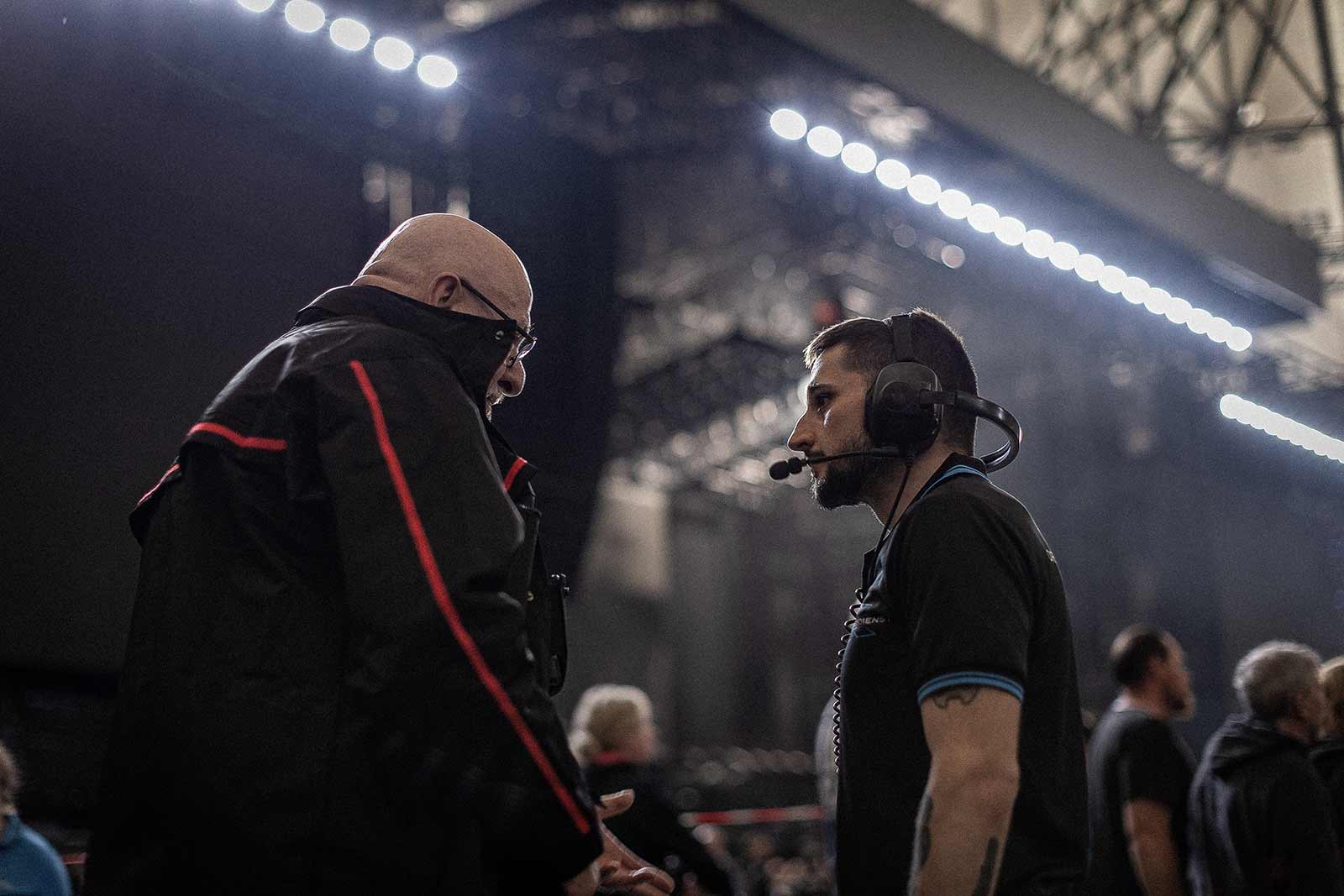 Zwei Sicherheitsmitarbeiter besprechen sich auf einer Veranstaltung